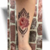 Tatouage rose réaliste
