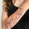 Tatouage rose femme