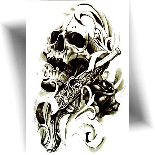 Tatouage crâne, symbolisant force, mortalité et renouveau.