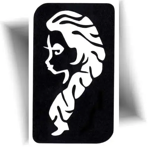 Pochoir tatouage éphémère chanteuse K – tatouage pailleté inspiré d’une chanteuse célèbre avec tresse violette, idéal pour fêtes d’anniversaire et animations créatives.