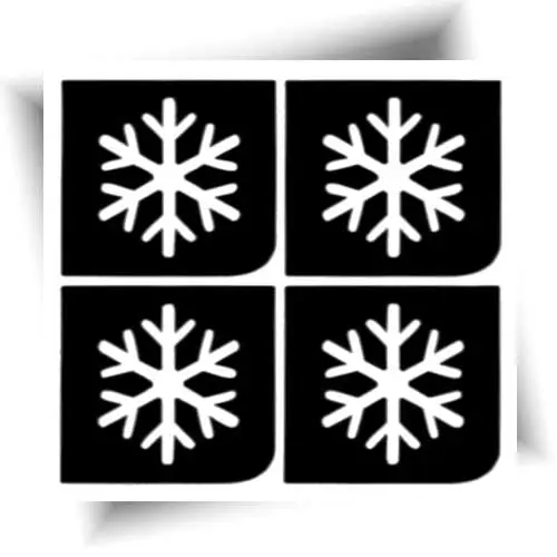 Pochoir adhésif représentant quatre flocons de neige identiques, utilisé pour réaliser des tatouages éphémères ou des décorations festives de Noël.