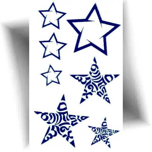 Planche de tatouages éphémères au jagua comprenant 7 motifs d’étoiles de tailles et styles variés. Faciles à appliquer sur différentes parties du corps (poignets, chevilles, derrière les oreilles), ces tatouages bleu nuit offrent un rendu réaliste avec une tenue de 8 à 15 jours.