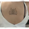 Un tatouage fleur de lotus au jagua, élégant et réaliste, qui peut être appliqué sur le dos, les bras, la cheville ou toute autre partie du corps, offrant une longue tenue et une apparence proche d’un tatouage permanent.