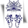 Un tatouage temporaire fleur de lotus au jagua, teinté d’un bleu nuit réaliste, symbolisant la renaissance et la beauté éphémère avec une tenue de 8 à 15 jours.