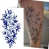 Tatouage temporaire représentant une pivoine, au rendu réaliste, sans danger pour la peau, avec une teinte bleu-noir qui dure jusqu’à 15 jours.