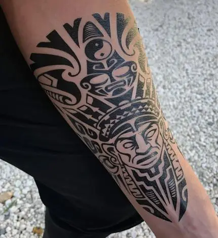 Tatouage temporaire polynésien totem Maori noir, motif tribal inspiré de la culture polynésienne et maorie, symbole de protection et de force.