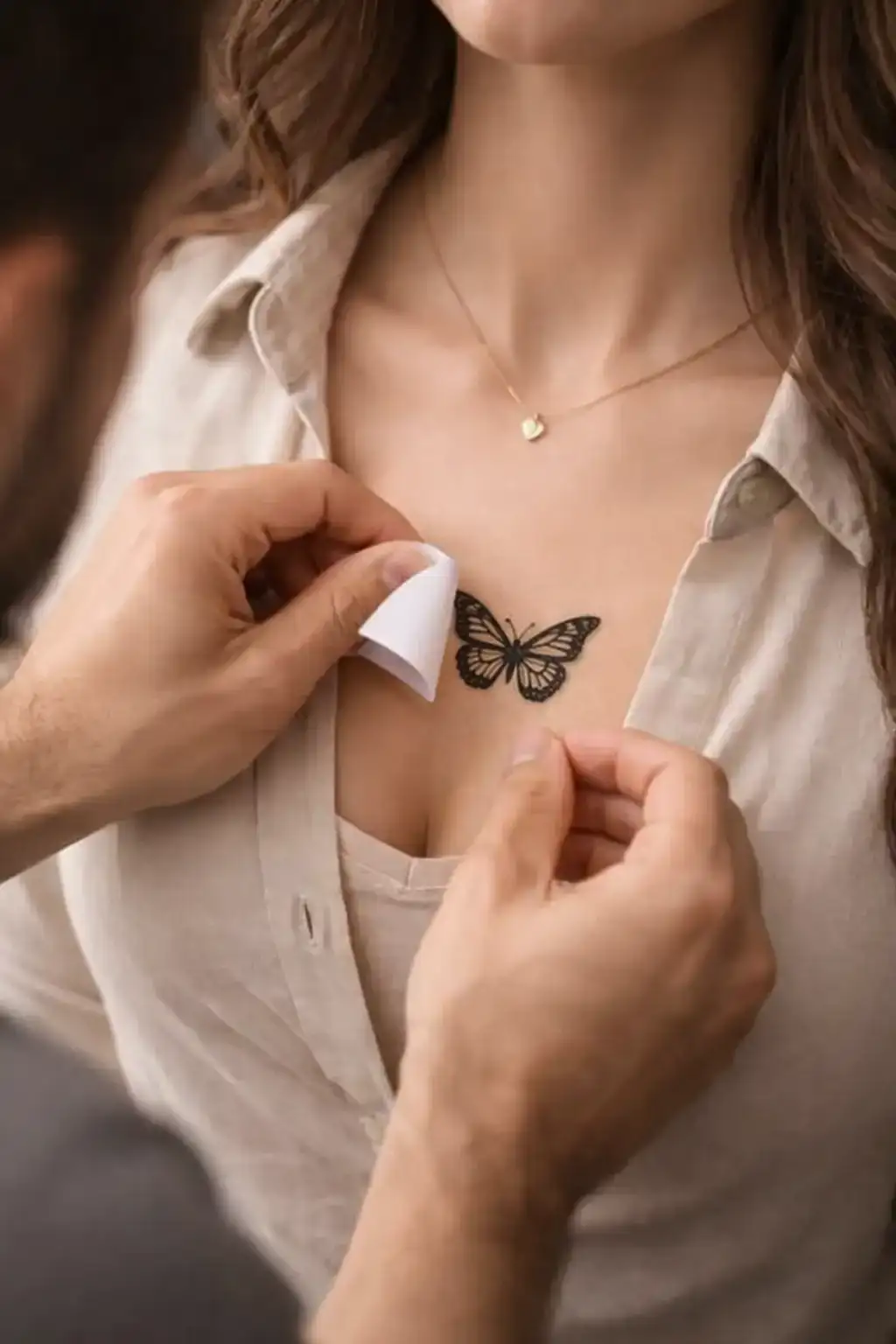 Retirer doucement le papier d’un tatouage éphémère et laisser sécher sur la peau