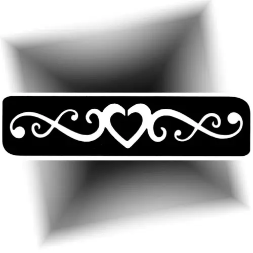 Pochoir cœur et arabesque – Un tatouage temporaire romantique.