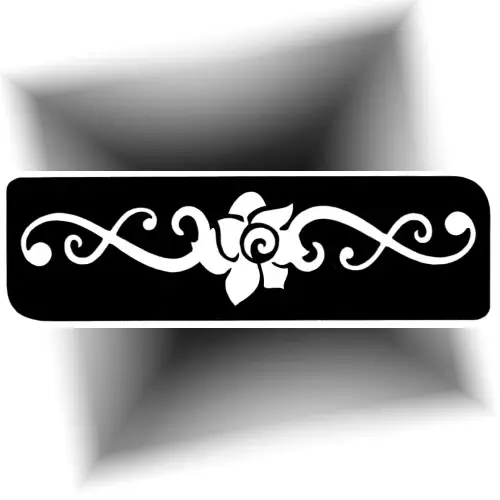 Pochoir adhésif représentant une rose décorée d’arabesques, utilisé pour créer un tatouage éphémère floral.