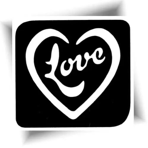 Pochoir tatouage Love Heart en forme de cœur avec le mot “love” à l’intérieur, utilisé pour créer un tatouage éphémère avec des paillettes et de la colle cosmétique.