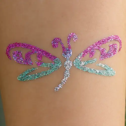 Tatouage pailleté libellule – motif délicat réalisé avec pochoir adhésif, colle pour la peau et paillettes, pour un tatouage éphémère scintillant pour enfants et adultes.