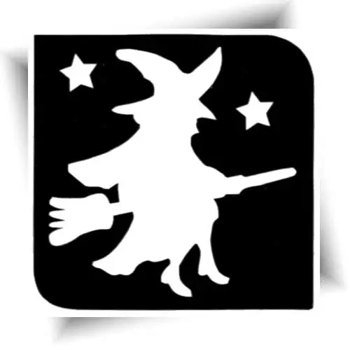 Pochoir adhésif représentant une sorcière sur son balai, utilisé pour créer un tatouage pailleté éphémère lors d’une animation Halloween.