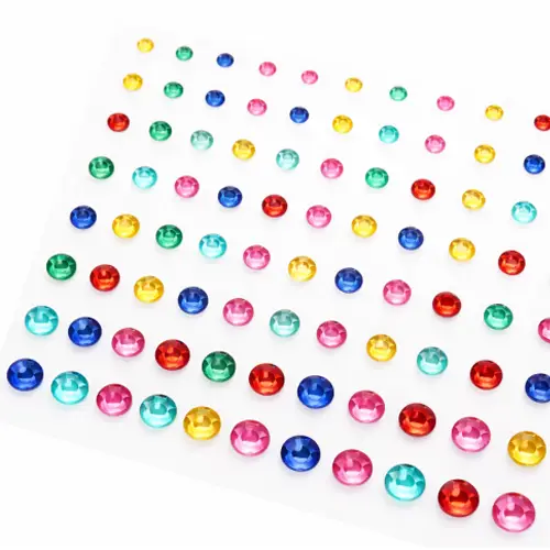Strass adhésifs multicolores de différentes tailles pour maquillage artistique et tatouage temporaire.