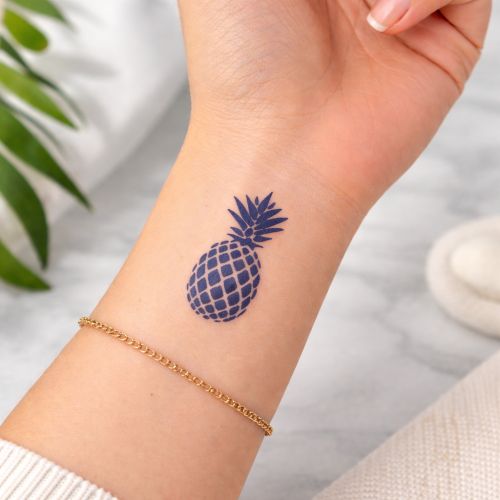Petit tatouage ananas au jagua bleu nuit, ananas minimaliste, tatouage semi-permanent réaliste.