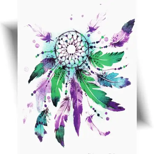 Tatouage temporaire attrape rêve féerique avec plumes vertes et violettes, tattoo éphémère poétique et léger pour bras, épaule ou cheville.