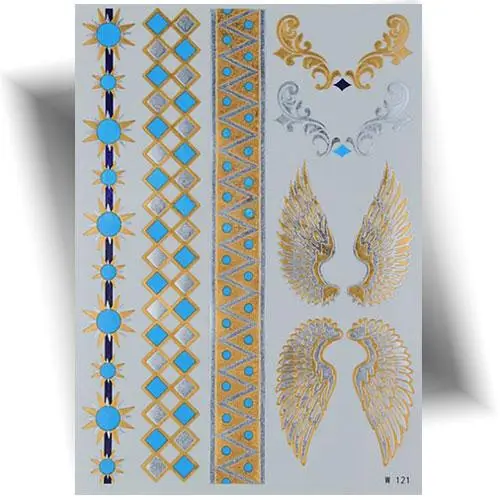Tatouage éphémère métallisé avec trois bracelets dorés, argentés et bleus, avec des motifs d'ailes, créant un effet bijou de peau tendance.
