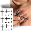 Planche de 18 tatouages éphémères croix minimalistes noirs, parfaits pour une application sur les doigts, le poignet ou derrière l’oreille.
