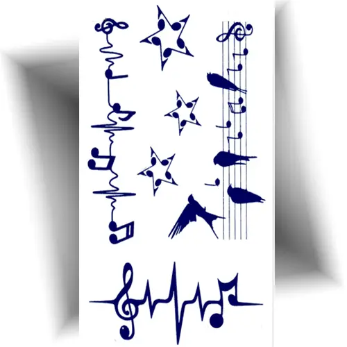 Tatouage semi-permanent au jagua avec des motifs musicaux : partition, clé de sol et cardiogramme.