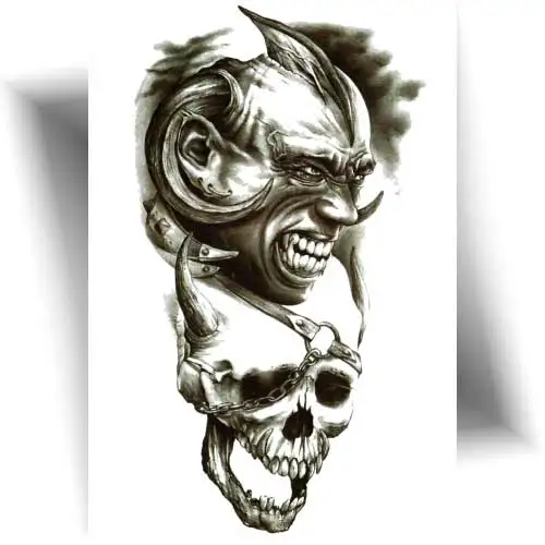 tatouage éphémère démoniaque noir et gris représentant un démon au-dessus d’une tête de mort.