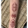 Tatouage éphémère henné brun rouge avec 6 motifs orientaux, facile à appliquer et sans risque d’allergie. Idéal pour un look temporaire et stylé.