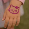 Tatouage pailleté éphémère motif chat avec étoiles pour enfant – Design mignon et scintillant à réaliser avec le pochoir adhésif Mikiti.