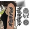 Tatouage éphémère attrape-rêve dentelle avec trois motifs fins : un mandala, un attrape-rêve et une bande de dentelle. Parfait pour des séances photo ou ajouter une touche élégante à votre quotidien.