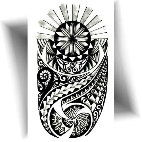 Tatouage temporaire bras Maori noir avec motifs polynésiens traditionnels : dents de requin, pointes de lance et coquillages, parfait pour festivals, soirées et photos artistiques.