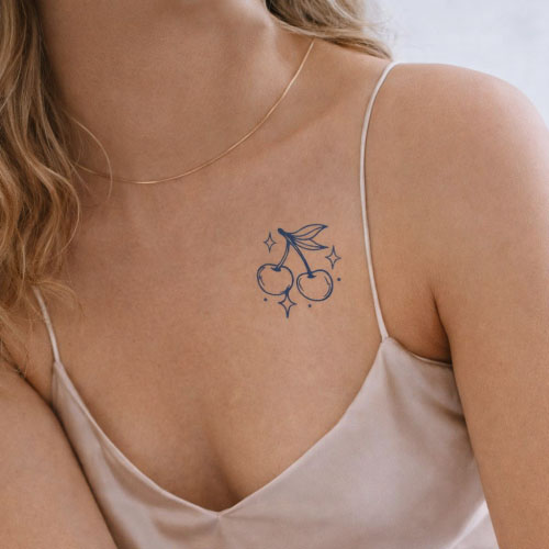 Tatouage semi-permanent cerise à base de jagua, un motif de cerise réaliste de taille moyenne, prêt à l’emploi