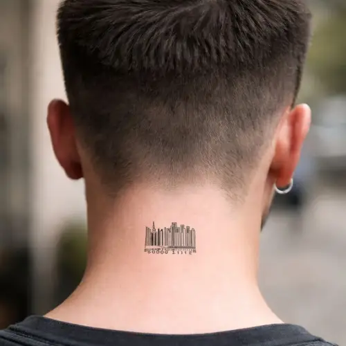 Tatouage éphémère noir codes barres, appliqué sur la nuque représentant un style moderne et connecté au monde numérique.