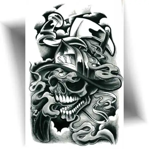 Tatouage éphémère crâne pompier casque lance noir gris réaliste.