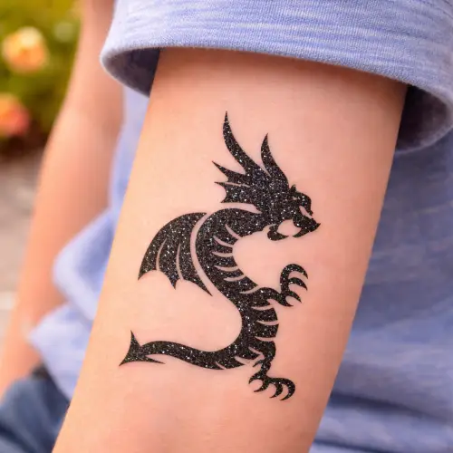Tatouage paillette dragon, réalisé avec un pochoir adhésif, de la colle cosmétique et des paillettes scintillantes.