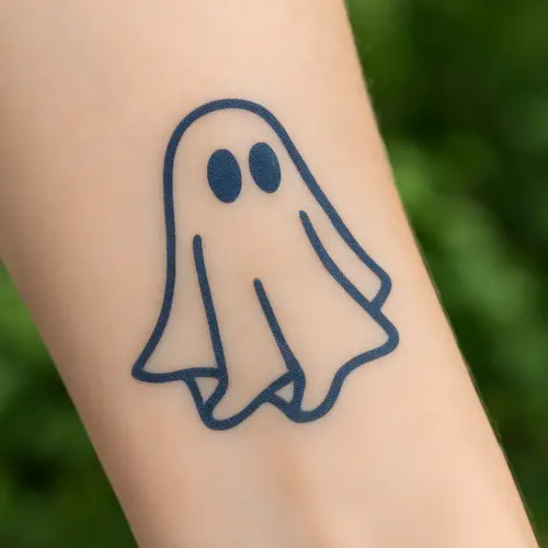 Tatouage semi-permanent représentant un motif fantôme de couleur bleu nuit.