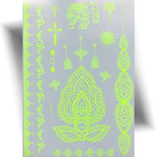 Tatouage fluo temporaire jaune avec bracelets et ailes d’ange, motifs fluorescents lumineux sous lumière noire pour soirées et festivals.
