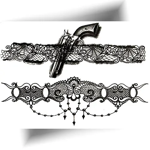 Tatouage temporaire jarretière pistolet en dentelle noire, style glamour et sexy pour femmes.