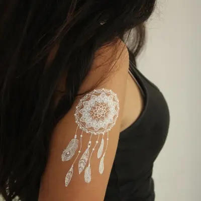 Tatouages éphémères blancs – Parfaits sur une peau bronzée