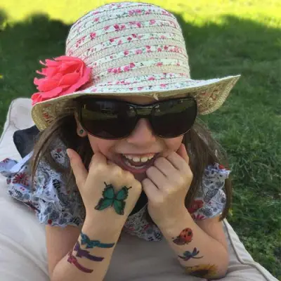 Tatouages temporaires pour enfants – motifs colorés et amusants, faciles à appliquer.