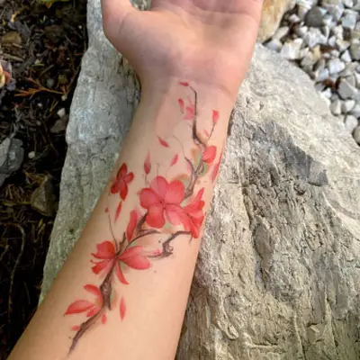 Tatouages éphémères de fleurs – motifs temporaires de pivoine, rose, fleur de cerisier, fleur de lys et bien d'autres.