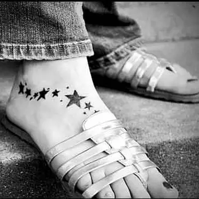 Tatouages éphémères géométriques – motifs temporaires de triangles, étoiles, mandalas et formes abstraites.