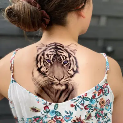 Tatouage éphémère réaliste – motif temporaire avec effet trompe-l’œil proche d’un vrai tatouage.