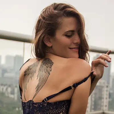 Tatouages éphémères sexy – motifs underboobs, jarretières et bas du dos.