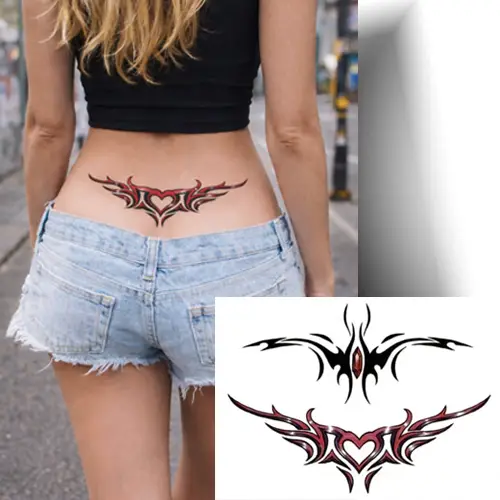 Tatouage temporaire avec cœur et motifs tribaux, parfait pour le bas du dos.