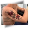 Tatouage fleur de lys ultra-réaliste, un design pour hommes et femmes.