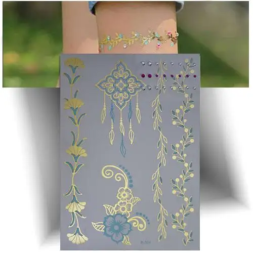 Tatouage éphémère floral doré et turquoise avec motifs bracelets, attrape-rêve et fleur – tatouage temporaire effet bijou de peau tendance été.
