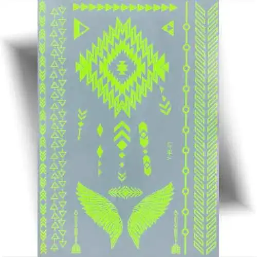 Tatouage fluo temporaire jaune avec bracelets et ailes d’ange, motifs fluorescents lumineux sous lumière noire pour soirées et festivals.
