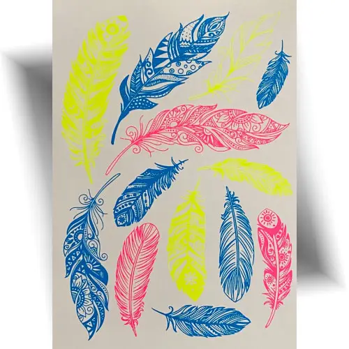 Tatouages fluorescents plumes – Brillez sous la lumière noire !