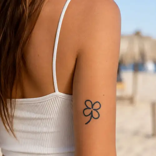 Petit tatouage semi-permanent trèfle à 4 feuilles au jagua de couleur bleu nuit.