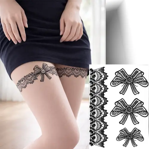 Tatouage temporaire jarretière sexy en dentelle noire, motif sensuel pour un look glamour.