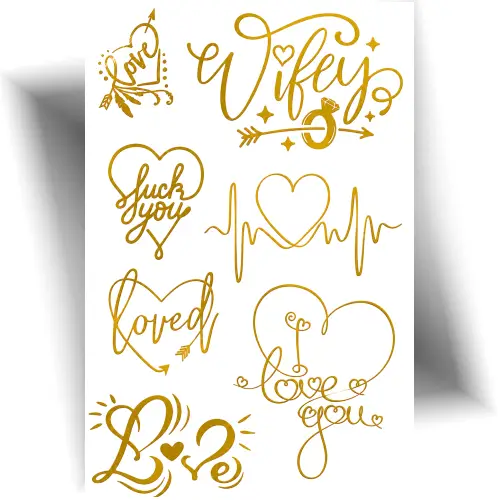 Tatouage doré “Love” parfait pour un mariage ou un EVJF, pour un look festif.