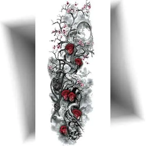 Tatouage éphémère manchette avec fleurs de cerisier et roses rouges sur fond gris, couvrant tout le bras.