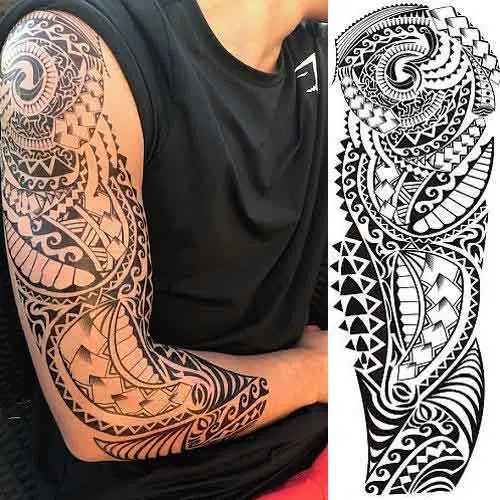 Tatouage éphémère manchette Maorie, motif polynésien de pointe de lance, vague et coquillage pour bras complet.